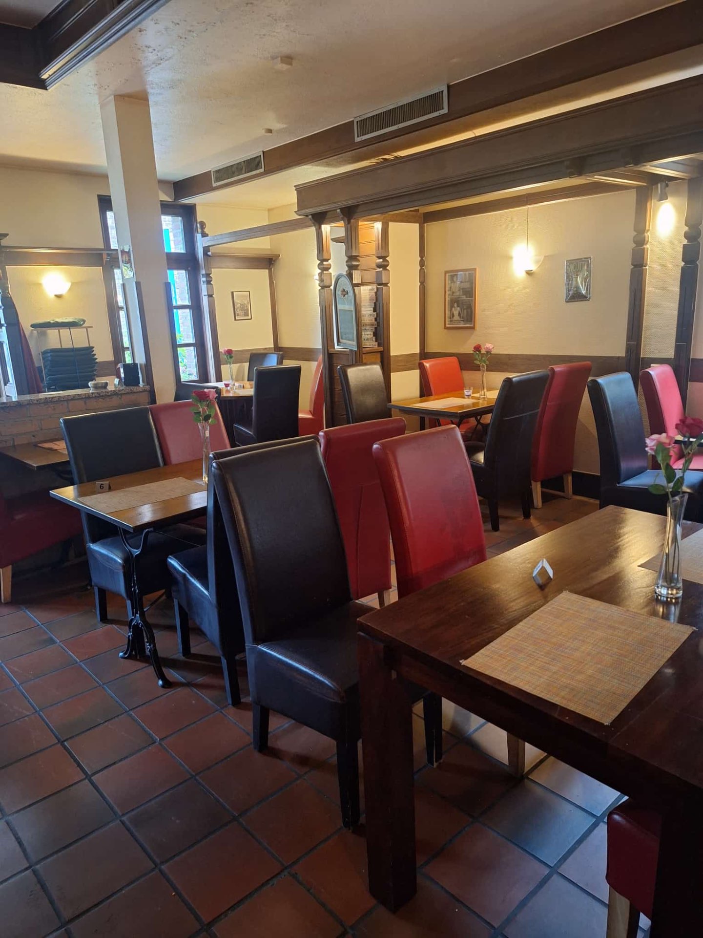 Gemütlicher Gastraum des Rcubana Restaurants
